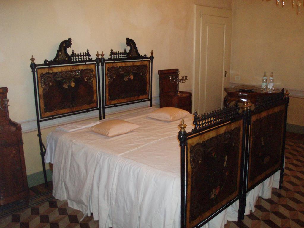Hotel Castello Degli Angeli Carobbio degli Angeli Zimmer foto
